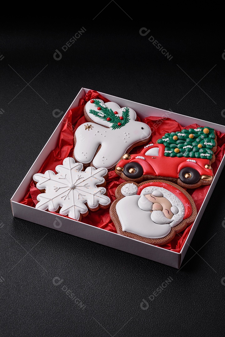 Deliciosos e lindos biscoitos de gengibre de Natal sobre um fundo de concreto texturizado como decoração para uma mesa festiva de Ano Novo