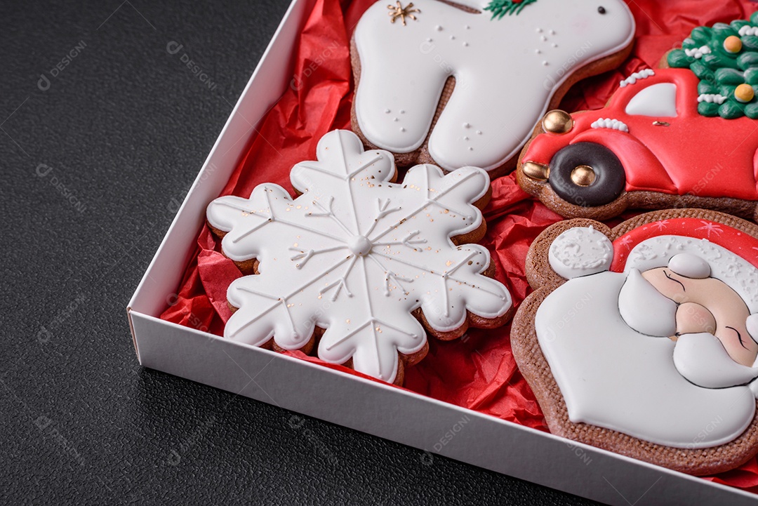 Deliciosos e lindos biscoitos de gengibre de Natal sobre um fundo de concreto texturizado como decoração para uma mesa festiva de Ano Novo
