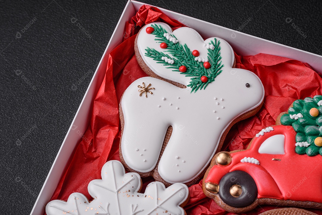 Deliciosos e lindos biscoitos de gengibre de Natal sobre um fundo de concreto texturizado como decoração para uma mesa festiva de Ano Novo