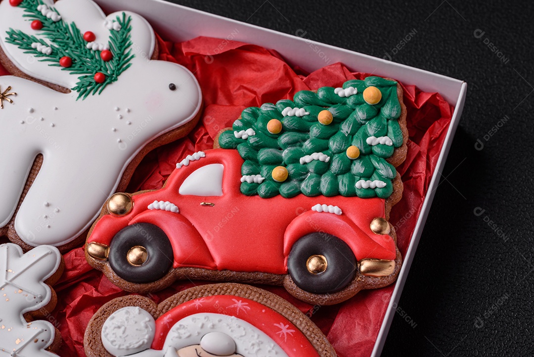 Deliciosos e lindos biscoitos de gengibre de Natal sobre um fundo de concreto texturizado como decoração para uma mesa festiva de Ano Novo