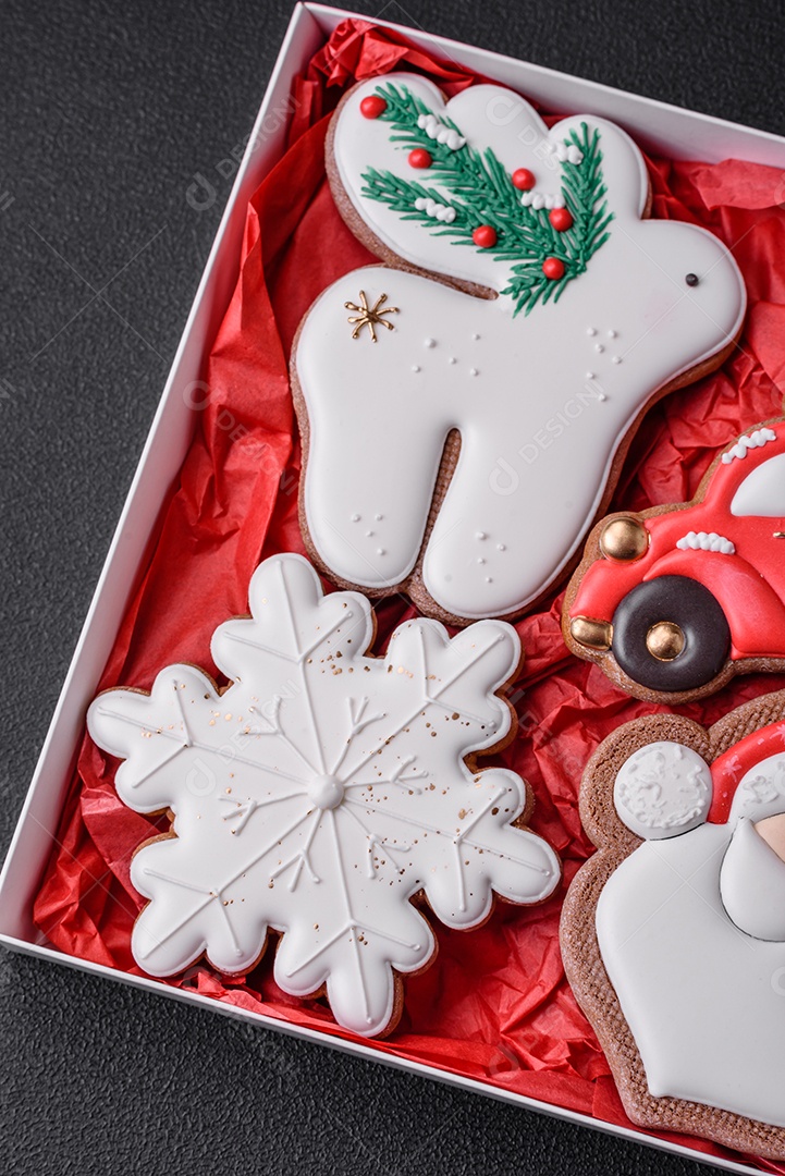 Deliciosos e lindos biscoitos de gengibre de Natal sobre um fundo de concreto texturizado como decoração para uma mesa festiva de Ano Novo