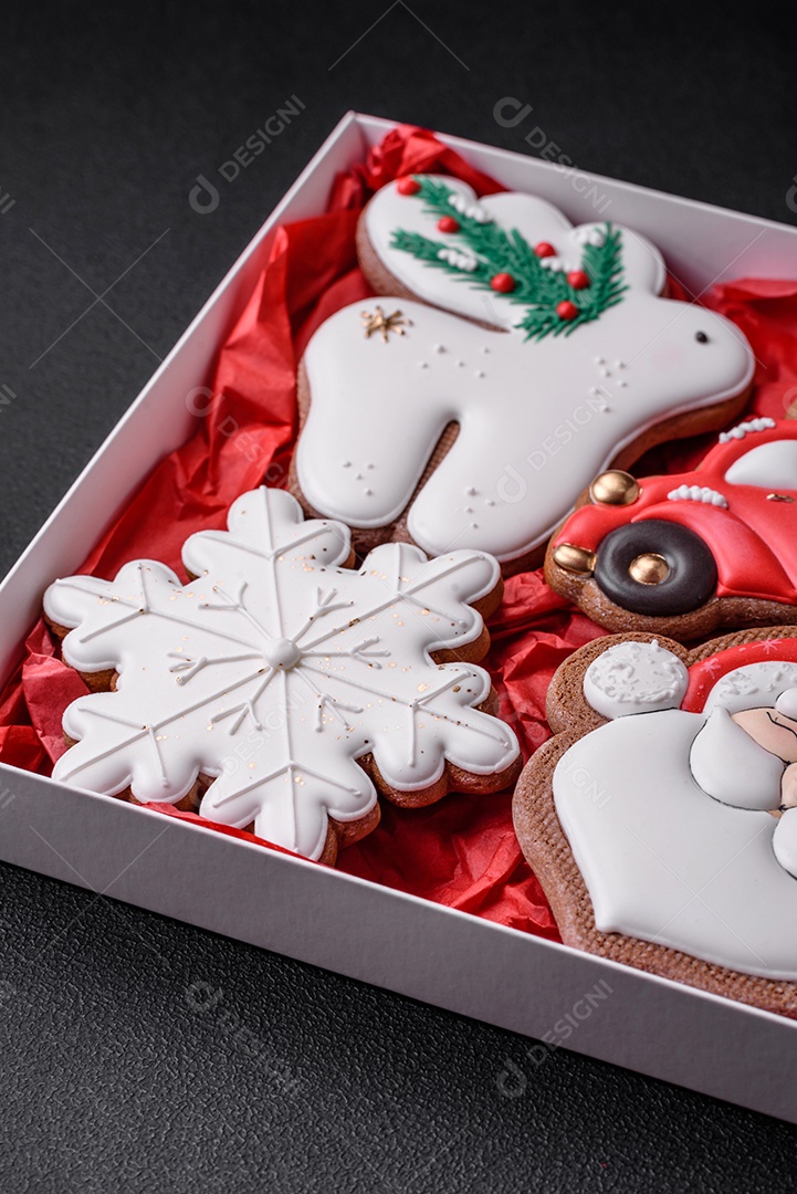 Deliciosos e lindos biscoitos de gengibre de Natal sobre um fundo de concreto texturizado como decoração para uma mesa festiva de Ano Novo