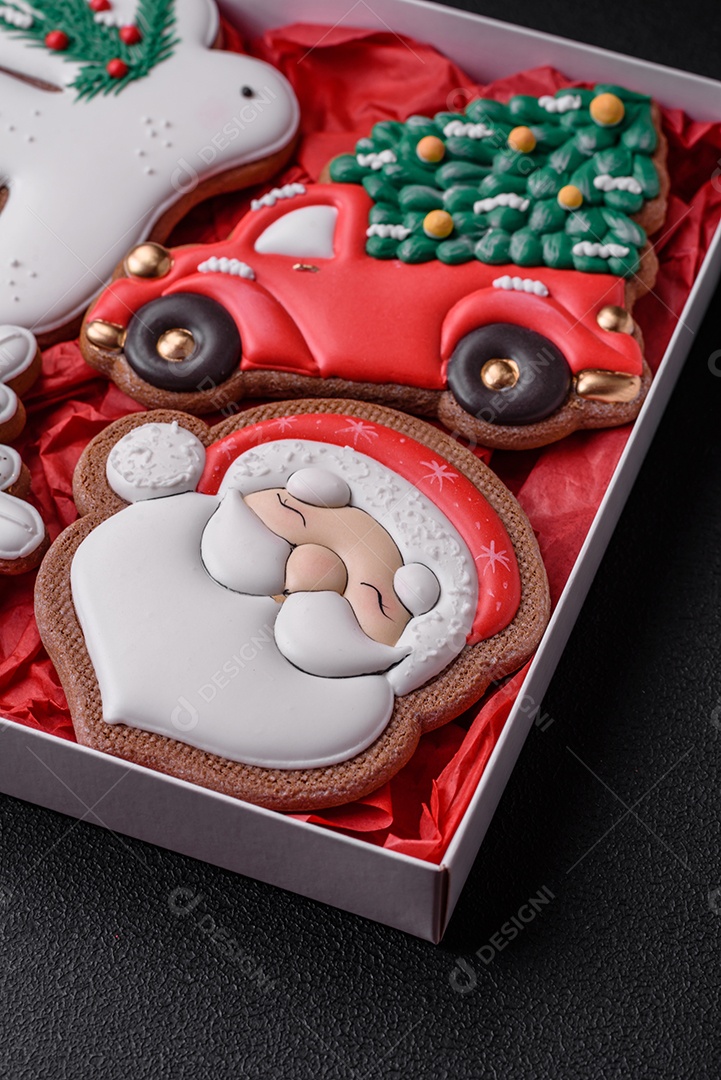 Deliciosos e lindos biscoitos de gengibre de Natal sobre um fundo de concreto texturizado como decoração para uma mesa festiva de Ano Novo