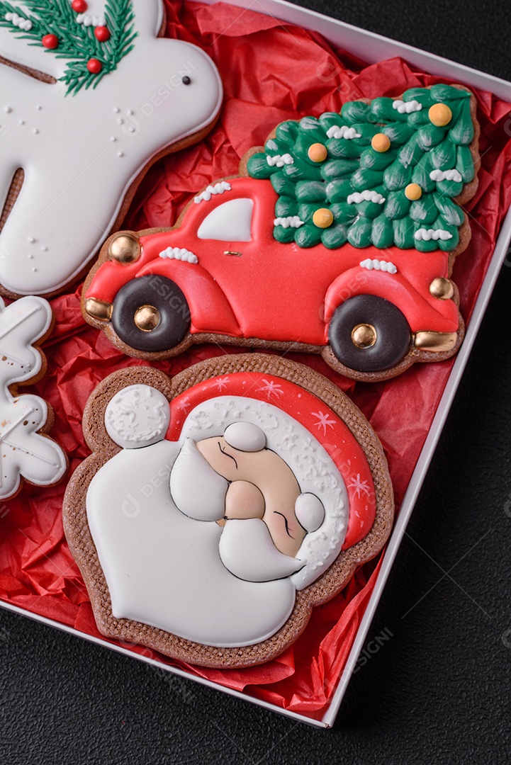 Deliciosos e lindos biscoitos de gengibre de Natal sobre um fundo de concreto texturizado como decoração para uma mesa festiva de Ano Novo