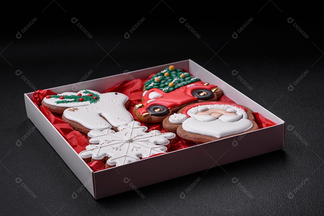 Deliciosos e lindos biscoitos de gengibre de Natal sobre um fundo de concreto texturizado como decoração para uma mesa festiva de Ano Novo