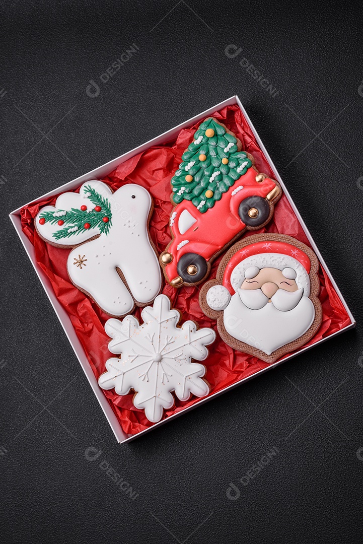 Biscoitos de gengibre frescos e deliciosos de Natal