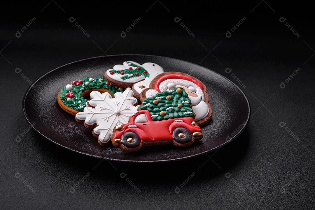 Biscoitos de gengibre frescos e deliciosos de Natal