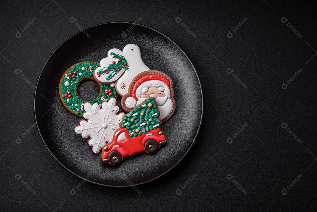 Biscoitos de gengibre frescos e deliciosos de Natal