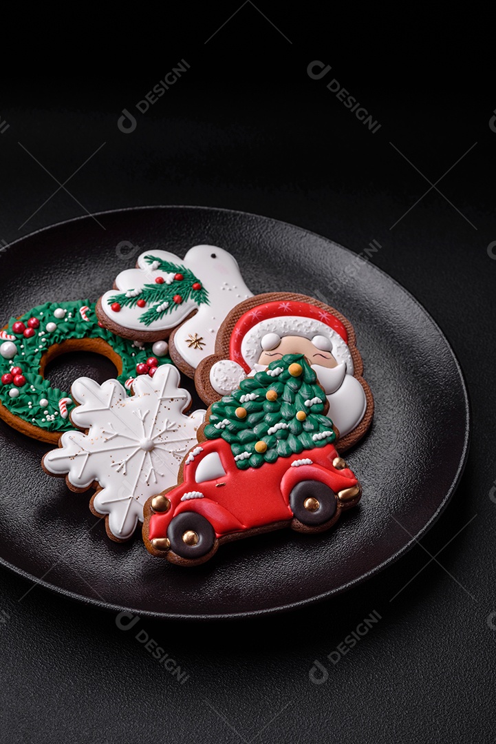 Biscoitos de gengibre frescos e deliciosos de Natal