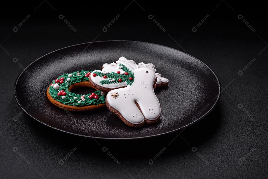 Biscoitos de gengibre frescos e deliciosos de Natal