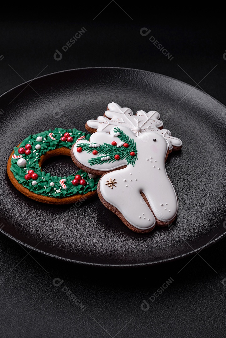 Biscoitos de gengibre frescos e deliciosos de Natal