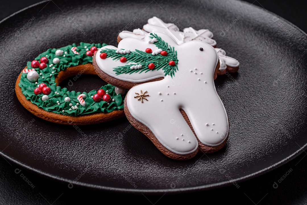 Biscoitos de gengibre frescos e deliciosos de Natal