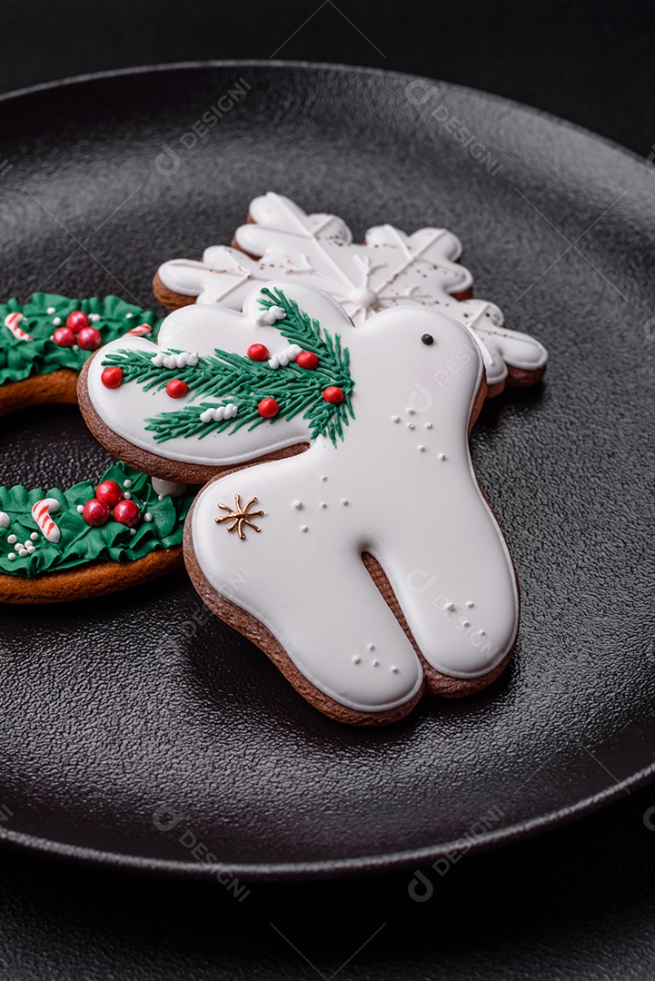 Biscoitos de gengibre frescos e deliciosos de Natal