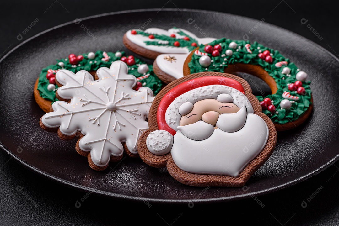 Biscoitos de gengibre frescos e deliciosos de Natal