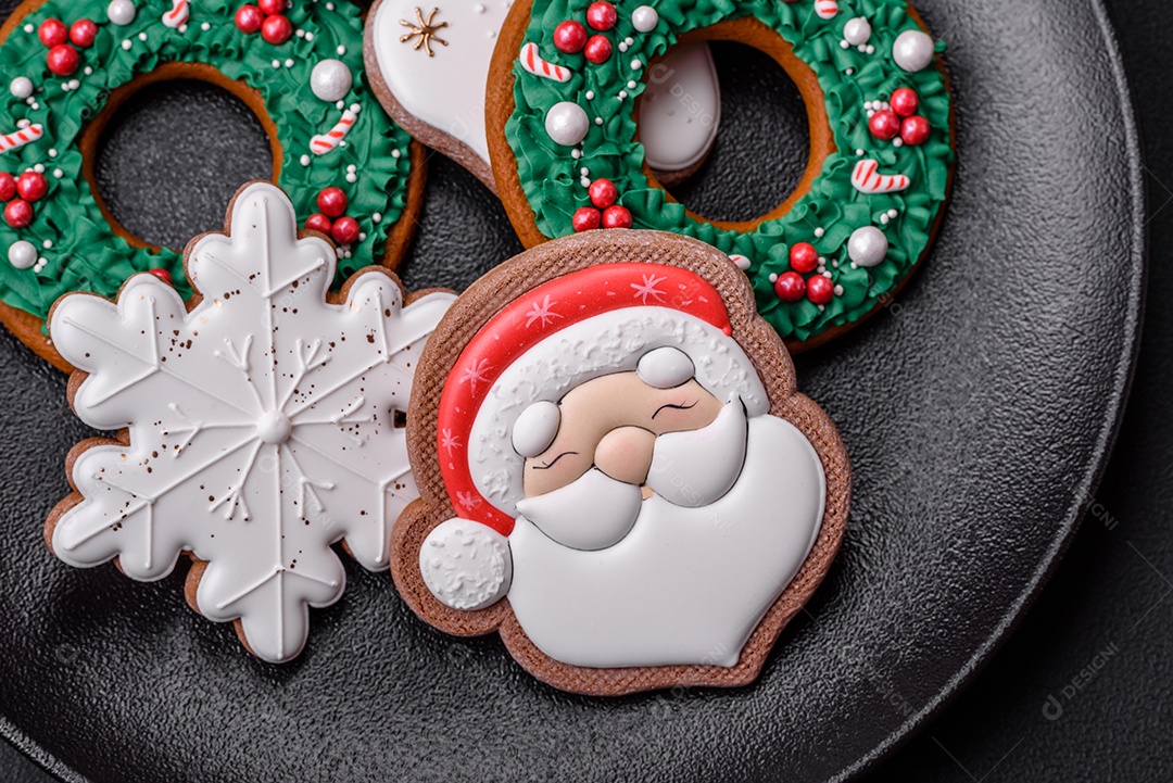 Biscoitos de gengibre frescos e deliciosos de Natal