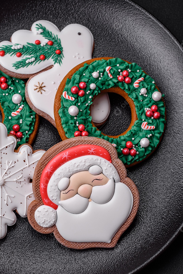 Biscoitos de gengibre frescos e deliciosos de Natal