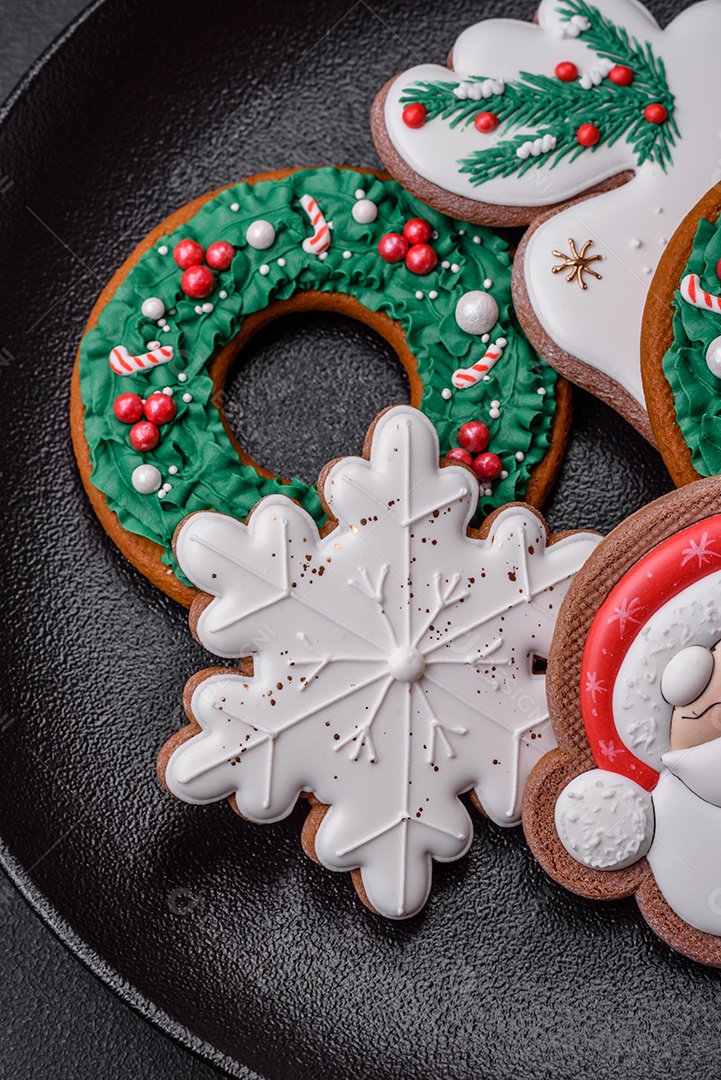Biscoitos de gengibre frescos e deliciosos de Natal
