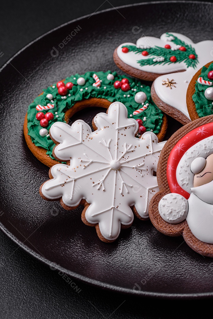 Biscoitos de gengibre frescos e deliciosos de Natal