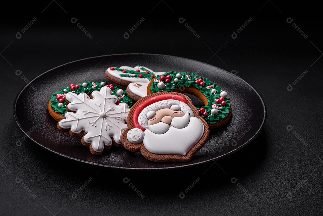 Biscoitos de gengibre frescos e deliciosos de Natal