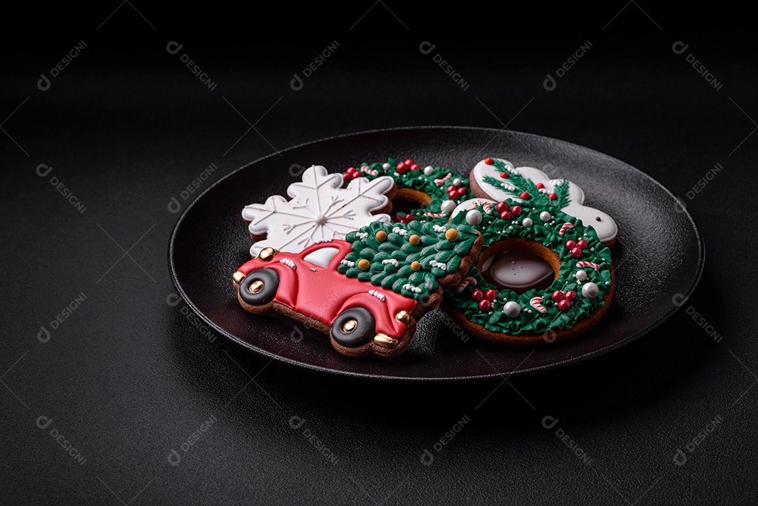Biscoitos de gengibre frescos e deliciosos de Natal