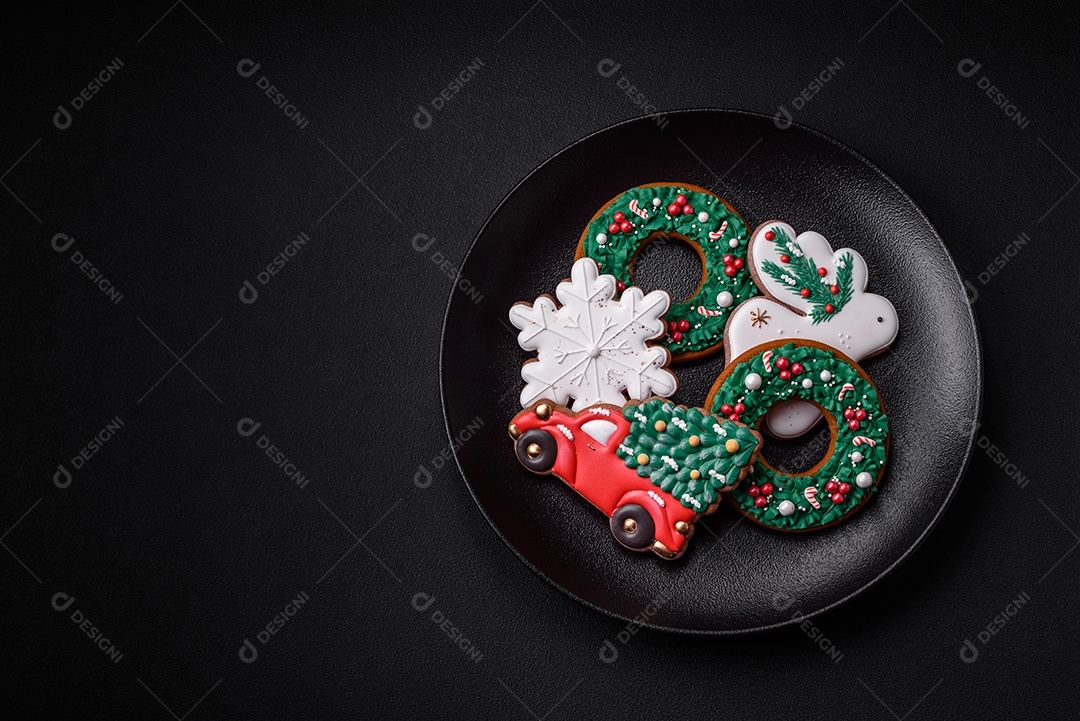 Biscoitos de gengibre frescos e deliciosos de Natal