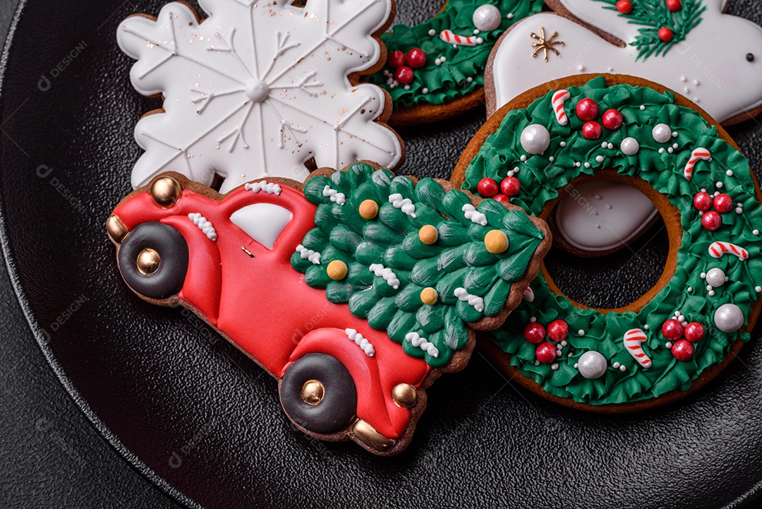 Biscoitos de gengibre frescos e deliciosos de Natal