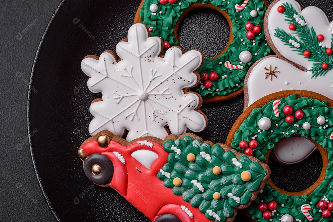 Biscoitos de gengibre frescos e deliciosos de Natal