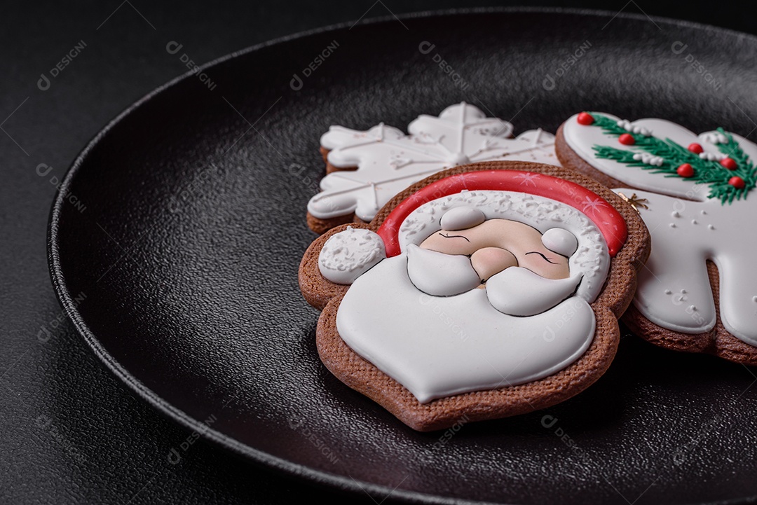 Biscoitos de gengibre frescos e deliciosos de Natal