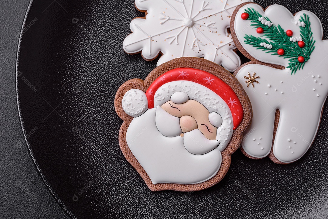 Biscoitos de gengibre frescos e deliciosos de Natal