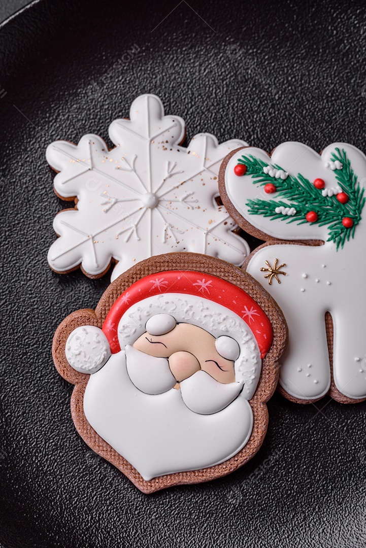 Biscoitos de gengibre frescos e deliciosos de Natal