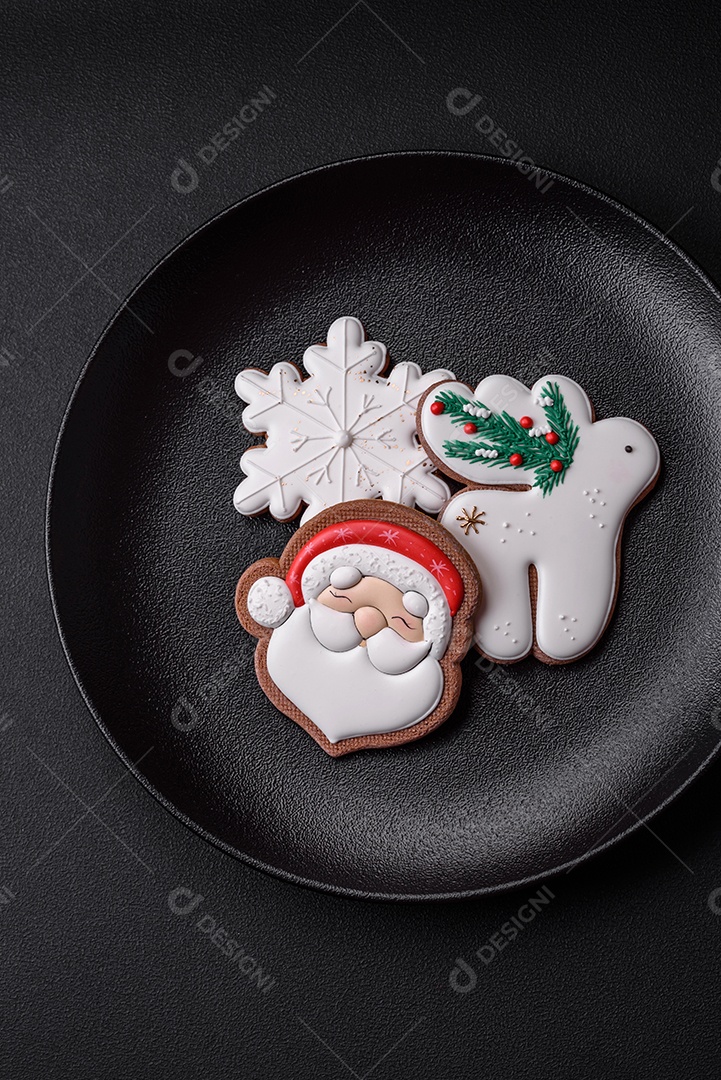 Biscoitos de gengibre frescos e deliciosos de Natal