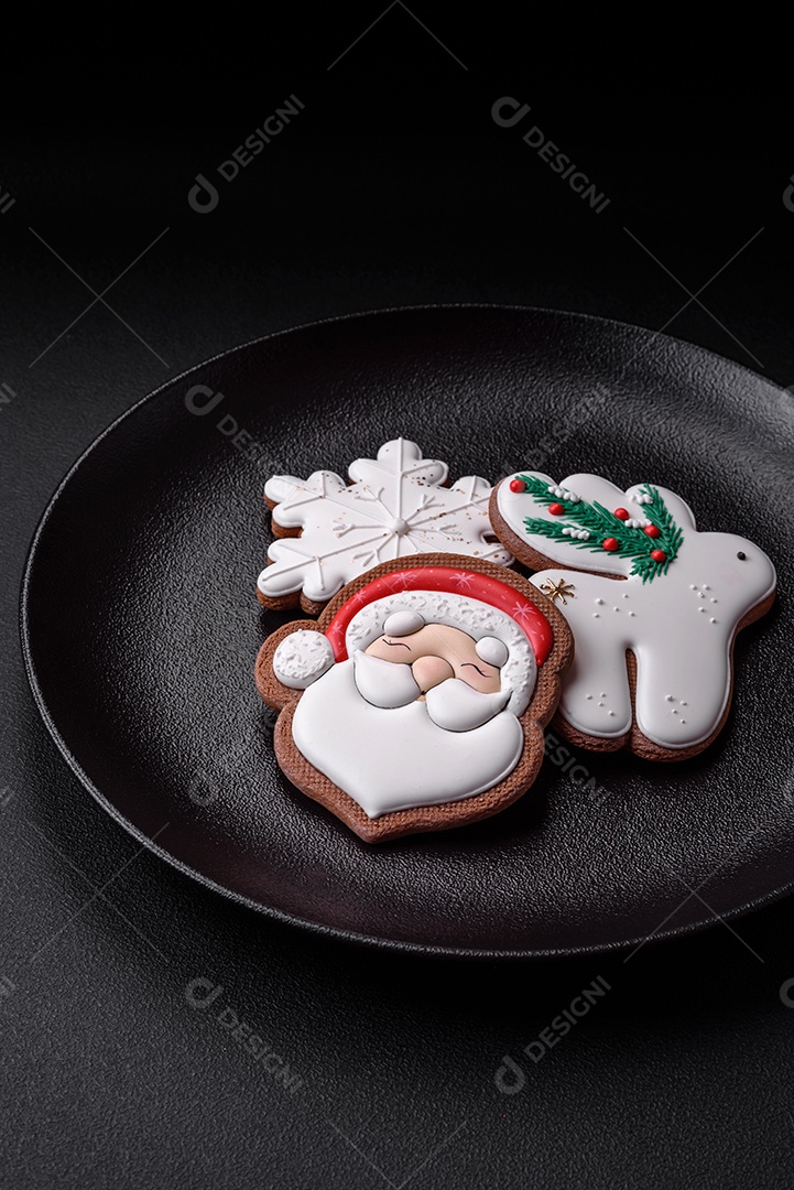 Biscoitos de gengibre frescos e deliciosos de Natal