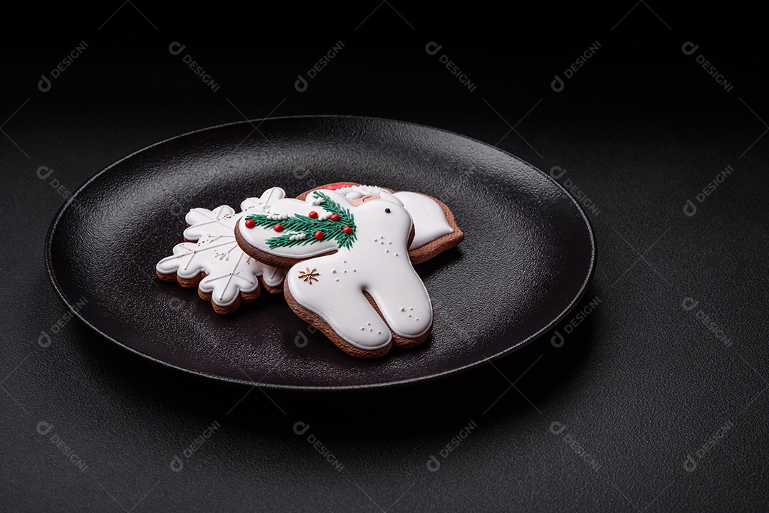 Biscoitos de gengibre frescos e deliciosos de Natal