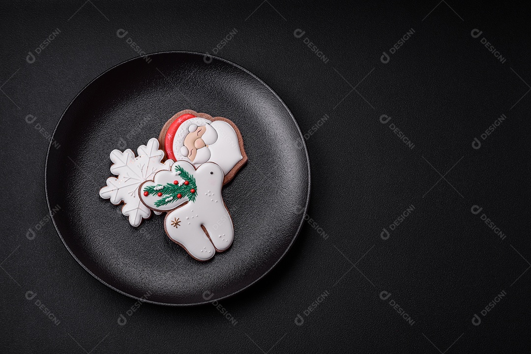 Biscoitos de gengibre frescos e deliciosos de Natal