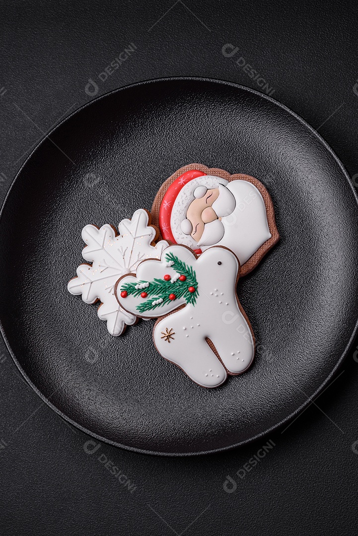 Biscoitos de gengibre frescos e deliciosos de Natal