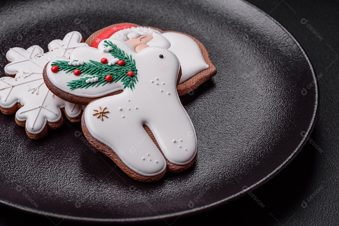 Biscoitos de gengibre frescos e deliciosos de Natal