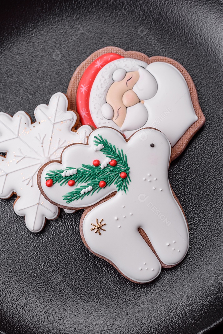 Biscoitos de gengibre frescos e deliciosos de Natal