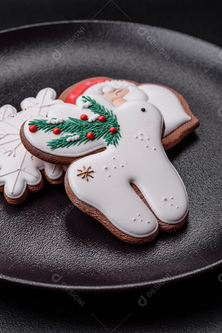 Biscoitos de gengibre frescos e deliciosos de Natal