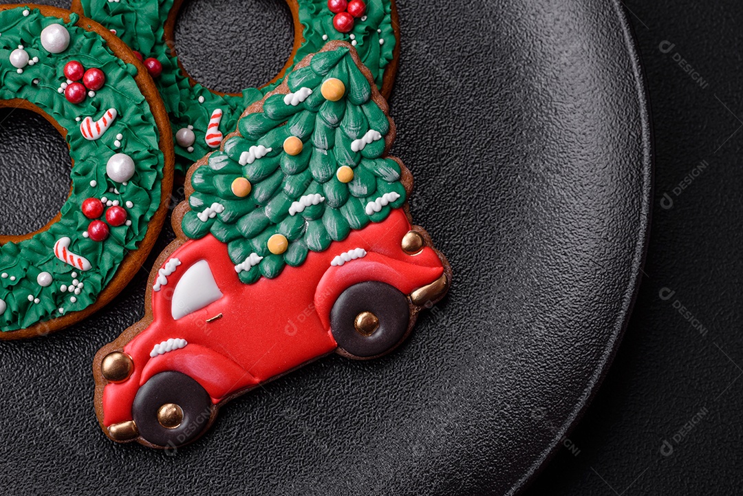 Biscoitos de gengibre frescos e deliciosos de Natal