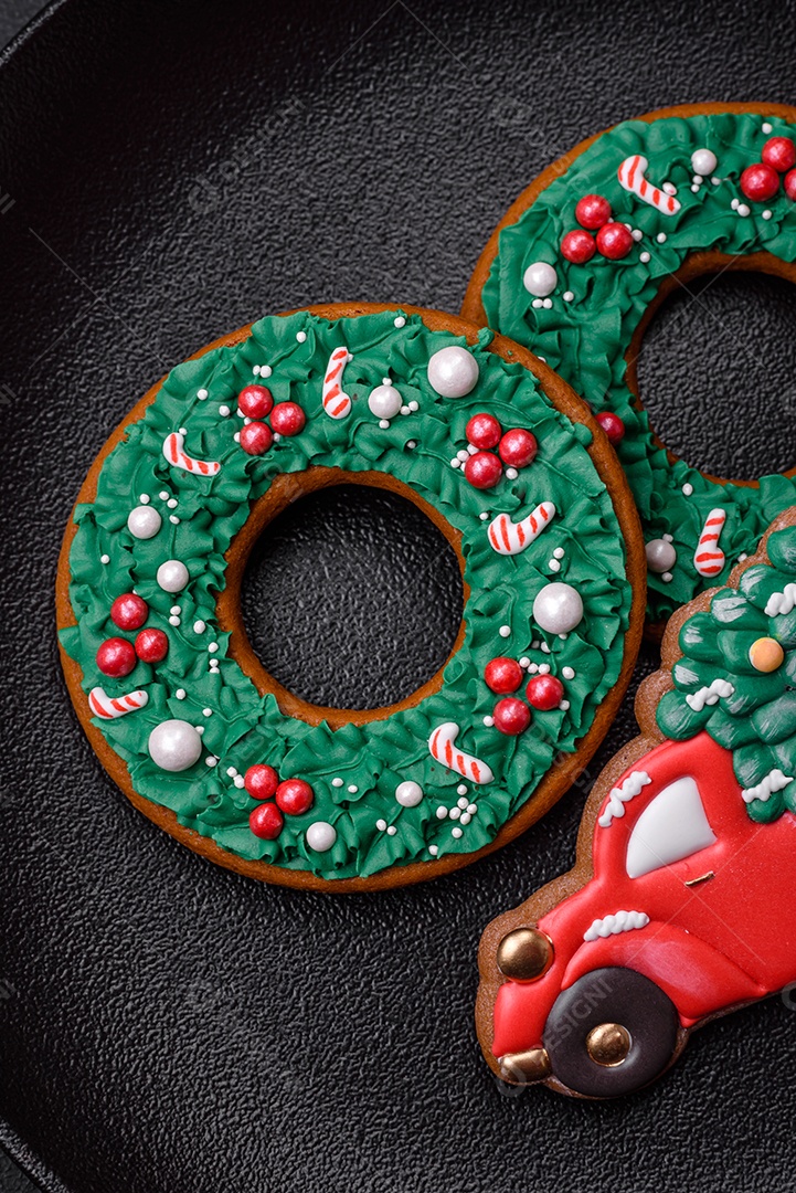 Biscoitos de gengibre frescos e deliciosos de Natal