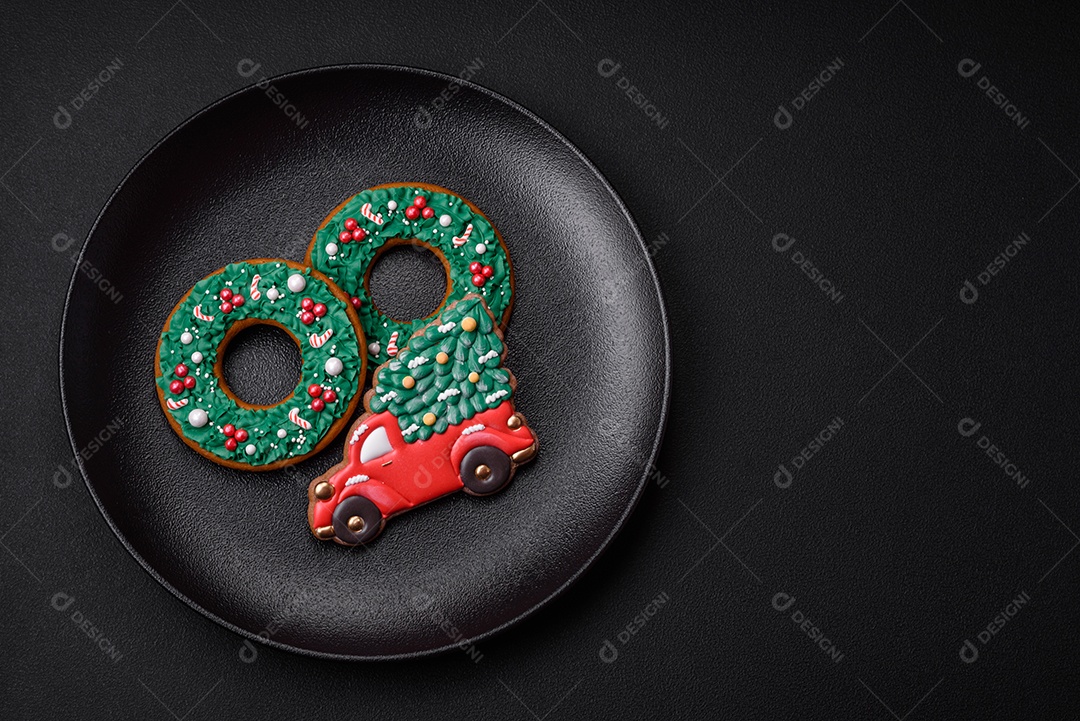 Biscoitos de gengibre frescos e deliciosos de Natal