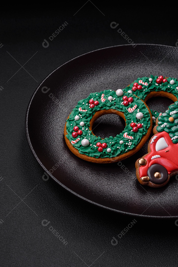 Biscoitos de gengibre frescos e deliciosos de Natal