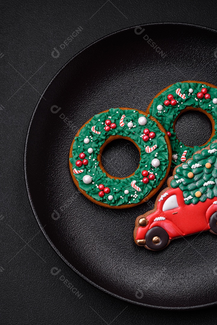 Biscoitos de gengibre frescos e deliciosos de Natal