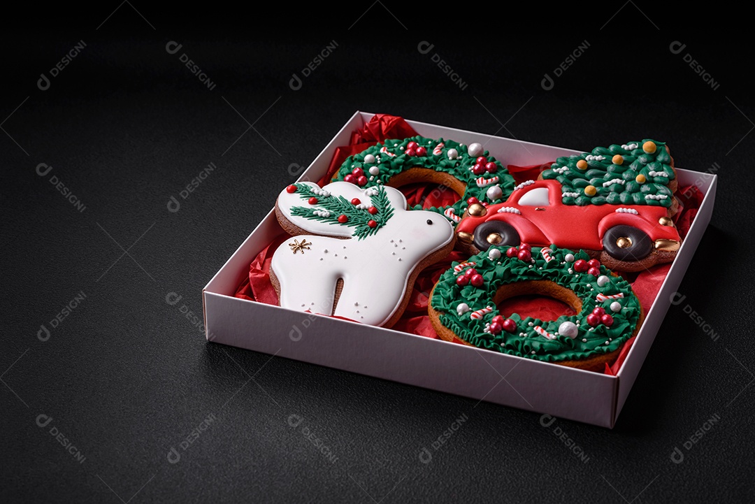 Biscoitos de gengibre frescos e deliciosos de Natal