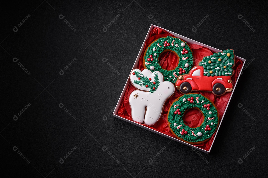 Biscoitos de gengibre frescos e deliciosos de Natal