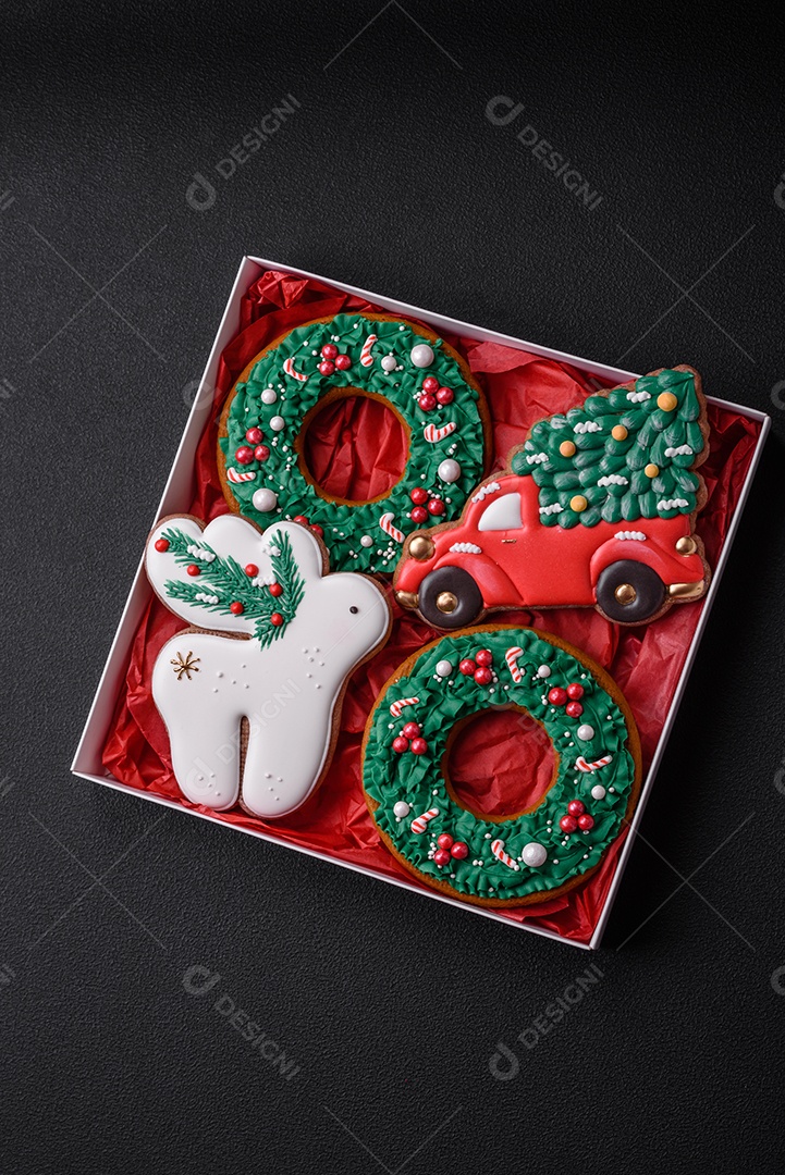 Biscoitos de gengibre frescos e deliciosos de Natal