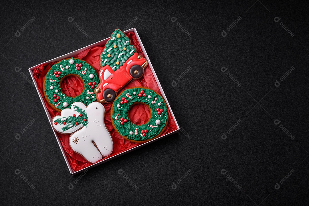 Biscoitos de gengibre frescos e deliciosos de Natal