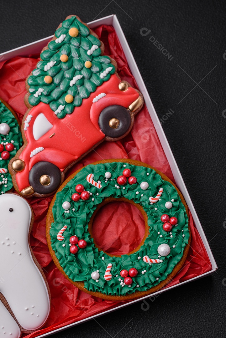 Biscoitos de gengibre frescos e deliciosos de Natal