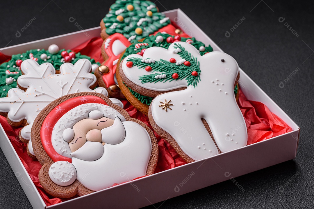 Biscoitos de gengibre frescos e deliciosos de Natal