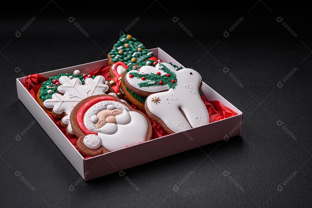 Biscoitos de gengibre frescos e deliciosos de Natal